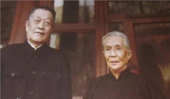 曹秀清(左)和杜聿明 晚年 曹秀清(左)和杜聿明 晚年