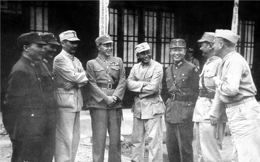 杜聿明芷江受降仪式后与众将领交谈