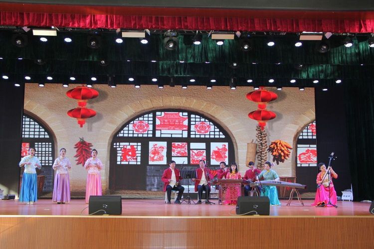 实践基地举办地方特色课程汇报演出暨2019元旦联谊活动    榆林小曲演奏