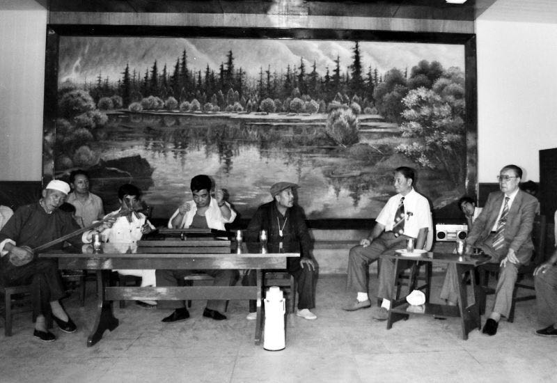 胡星元先生与好友李永昌先生回榆后在星元图书楼听陕北说书