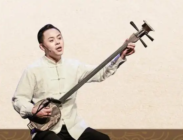 熊竹英在《黑神话：悟空》交响音乐会表演《黄风起兮》